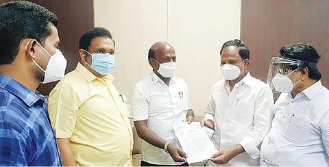 வேலூரில் சுகாதாரத்துறை அமைச்சர் மா.சுப்பிரமணியனிடம் நாடாளுமன்ற உறுப்பினர் கதிர்ஆனந்த் தலைமையில் எம்எல்ஏ கார்த்திகேயன் கோரிக்கை மனுவை அளித்தார்.