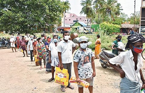 திருவண்ணாமலை வேங்கிக்கால் ஓம்சக்தி நகரில் உள்ள நியாய விலை கடையில் பொருட்களை வாங்க நீண்ட வரிசையில் காத்திருந்த பொதுமக்கள்.