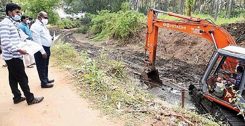 கரூர் மாவட்டம் நஞ்சை புகழூர் வாய்க்காலில் நடைபெற்று வரும் தூர் வாரும் பணியை நேற்று ஆய்வு செய்கிறார் மாவட்ட கண்காணிப்பு அலுவலர் சி.விஜயராஜ்குமார்.