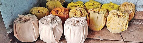 சிவகங்கை நகராட்சி மயானத்தில் உறவினர்கள் வாங்க முன்வராததால் தேங்கியுள்ள இறந்தவர்களின் அஸ்திகள்.