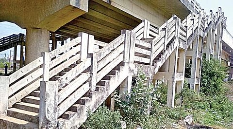 திருவள்ளூர், மணவாள நகரை இணைக்கும் மேம்பாலத்தின் அடியில் உள்ள படிக்கட்டுகள் போதிய பராமரிப்பின்றி காட்சியளிக்கிறது.