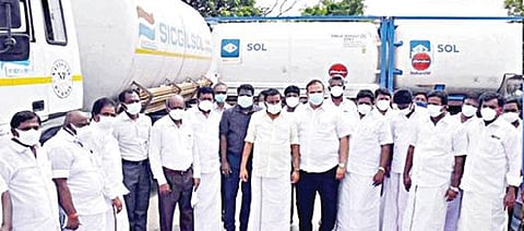 திருச்சி ரயில்வே குட்ஷெட்டுக்கு வந்த ஆக்சிஜன் எக்ஸ்பிரஸ் ரயிலை பார்வையிடுகிறார் அமைச்சர் கே.என்.நேரு. உடன் மாவட்ட ஆட்சியர் சு.சிவராசு மற்றும் சட்டப்பேரவை உறுப்பினர்கள்.