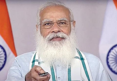 எத்தனால் பயன்பாட்டை ஊக்குவிக்க இ-100 திட்டத்தை பிரதமர்  மோடி நேற்று தொடங்கினார். இதன்படி மகாராஷ்டிராவின் புனே நகரில் மூன்று இ-100 எத்தனால் நிலையங்களை காணொலி வாயிலாக அவர் திறந்து வைத்தார். படம்: பிடிஐ