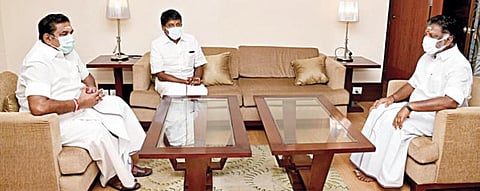 அதிமுக ஒருங்கிணைப்பாளர் ஓ.பன்னீர்செல்வத்தின் சகோதரர் ஓ.பாலமுருகன் சமீபத்தில் காலமானார். இதைத்தொடர்ந்து, அதிமுக இணை ஒருங்கிணைப்பாளரும், முன்னாள் முதல்வருமான கே.பழனிசாமி, ஓ.பன்னீர்செல்வத்தை சென்னையில் உள்ள இல்லத்தில் நேற்று சந்தித்து ஆறுதல் கூறினார். உடன் முன்னாள் அமைச்சர் சி.விஜயபாஸ்கர்.