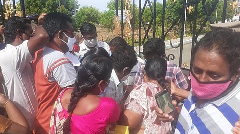 கரூர் மாவட்ட நீதிமன்ற வளாகம் முன் தடுப்பூசி செலுத்திக் கொள்வதற்கான டோக்கன்களை முட்டி மோதிக்கொண்டு பெற்ற பொதுமக்கள்.