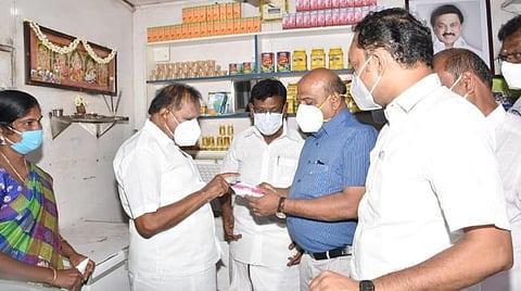 புதுக்கோட்டை ஆவின் விற்பனை நிலையத்தில் ஆய்வு மேற்கொண்ட பால்வளத் துறை அமைச்சர் சா.மு.நாசர். உடன் சட்டத்துறை அமைச்சர் எஸ்.ரகுபதி உள்ளிட்டோர்.