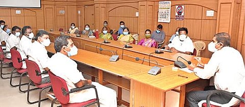 நாமக்கல் மாவட்ட ஆட்சியர் அலுவலகத்தில் நடைபெற்ற கரோனா தொற்று தடுப்பு நடவடிக்கை குறித்த கூட்டத்தில் ஆட்சியர் கா.மெகராஜ் பேசினார்.