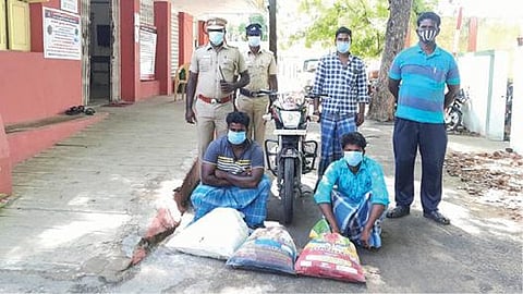 சாராயம் கடத்தியதாக இருவரை கைது செய்த கள்ளக்குறிச்சி போலீஸார்.