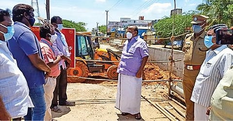 சிதம்பரம் அருகே வண்டி கேட் பகுதியில் பாலம் கட்டும் பணியை அமைச்சர்  எம்.ஆர்.கே.பன்னீர்செல்வம் ஆய்வு செய்தார்.