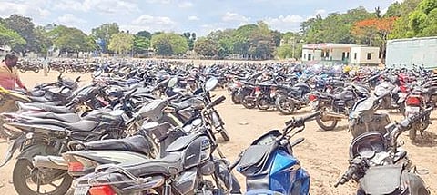 காஞ்சிபுரம் ஆட்சியர் அலுவலக வளாகத்தில் உள்ள அண்ணா காவல் அரங்கத்தில் போலீஸாரால் பறிமுதல் செய்யப்பட்ட வாகனங்கள் நிறுத்தப்பட்டுள்ளன.