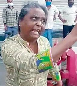 போக்குவரத்து போலீஸாரிடம் கடுமையாக வாக்குவாதம் செய்த பெண் வழக்கறிஞர்.