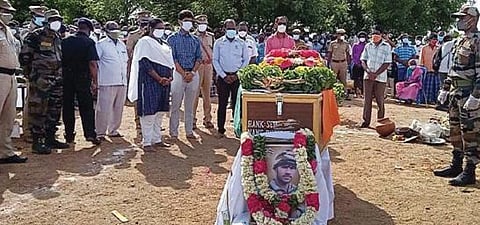 விபத்தில் உயிரிழந்த ராணுவ வீரர் பூபதியின் உடலுக்கு அஞ்சலி செலுத்திய தருமபுரி ஆட்சியர் திவ்யதர்சினி உள்ளிட்டோர்.