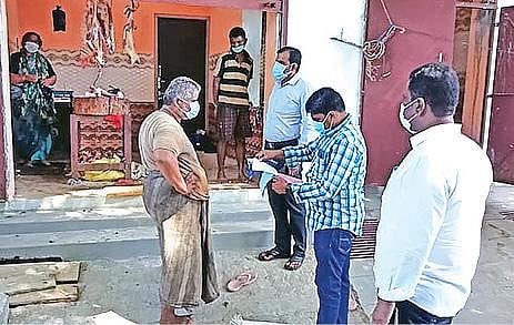 திருப்பூர் வடக்கு, தெற்கு வட்டங்களுக்கு உட்பட்ட பகுதிகளில் -  ஊரடங்கு உத்தரவை மீறி இயங்கிய கடைகளுக்கு ‘சீல்’ :  வருவாய்த் துறை அதிகாரிகள் நடவடிக்கை