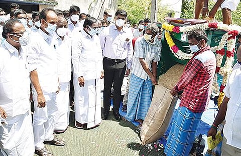 தி.மலை மாவட்டம் பெரியகிளாம்பாடியில் நேரடி நெல் கொள்முதல் நிலையத்தை திறந்து வைத்த துணை சபாநாயகர் பிச்சாண்டி.