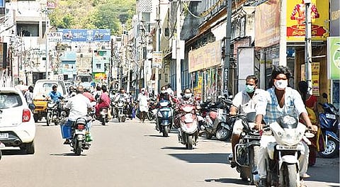 தளர்வுகளுடன் கூடிய ஊரடங்கு அமலுக்கு வந்ததால், திருவண்ணாமலையில் நேற்று இயல்பு வாழ்க்கைக்கு திரும்பிய பொதுமக்கள்.