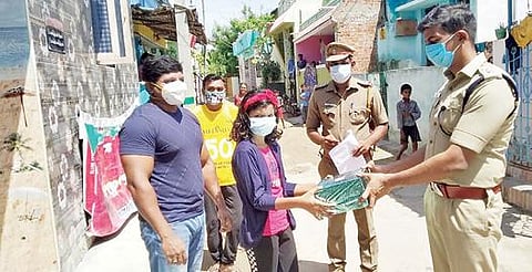 கரோனா விழிப்புணர்வு போட்டியில் வென்ற சிறுமிக்கு வீடு தேடிச் சென்று பரிசு வழங்கும் திருச்செந்தூர் ஏஎஸ்பி ஹர்ஷ்சிங் .