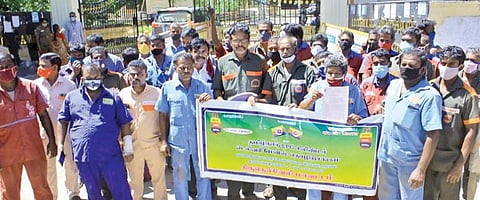 திருநெல்வேலி மாவட்ட ஆட்சியர் அலுவலகத்தில் ஆர்ப்பாட்டத்தில் ஈடுபட்ட சமையல் எரிவாயு சிலிண்டர் விநியோகம் செய்யும் தொழிலாளர்கள்.  						 	        படம்: மு.லெட்சுமி அருண்