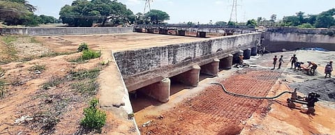 தஞ்சாவூர் அருகே கண்டிதம்பட்டில் கல்லணைக் கால்வாய் ஆற்றில் சீரமைக்கப்பட்டு வரும் கீழ்குமிழி.படம்: வி.சுந்தர்ராஜ்