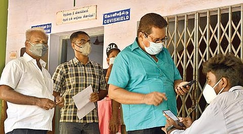 தூத்துக்குடி தூய மரியன்னை ஆண்கள் மேல்நிலைப்பள்ளி தடுப்பூசி மையத்தில் கரோனா தடுப்பூசி இல்லாததால் அங்கிருந்த பணியாளரிடம் விசாரிக்கும் பொதுமக்கள். 				     படம்: என்.ராஜேஷ்