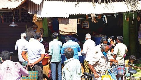 சேலம் மாவட்டத்தில் தளர்வுகளுடன் ஊரடங்கு நேற்று முதல் அமலுக்கு வந்தது. இதையடுத்து, மளிகை, காய்கறி மற்றும் இறைச்சிக் கடைகள் திறக்கப்பட்ட நிலையில், சேலம் பால் மார்க்கெட் பகுதியில் உள்ள காய்கறி கடையில் கரோனா அச்சமின்றி சமூக இடைவெளியை கடைபிடிக்காமல் திரண்ட மக்கள்.படம்: எஸ்.குரு பிரசாத்