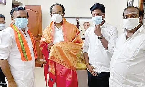 தமிழ் சான்றோர் நூல்கள் வெளியிட வேண்டும் :  அமைச்சரிடம் பாஜக கோரிக்கை