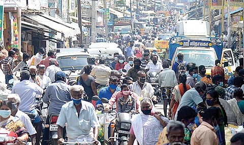 திண்டுக்கல் மேற்கு ரத வீதியில் சமூக இடைவெளி, முகக்கவசம் இன்றி கூடிய மக்கள் கூட்டம்.