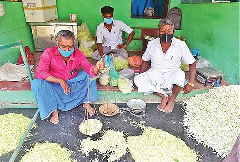 மதுரை மாட்டுத்தாவணி மலர் சந்தையில் விற்பனைக்கு வைக்கப்பட்டுள்ள மல்லிகைப்பூக்கள். படம்: எஸ்.கிருஷ்ணமூர்த்தி