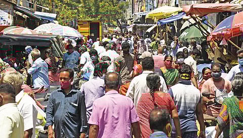 புதுச்சேரியில் ஊரடங்கு தொடர்ந்து வரும் நிலையில், பகல் 12 மணி வரை அத்தியாவசியப் பொருட்களுக்கான கடைகள் திறக்கப்பட்டிருக்கின்றன. ‘சமூக இடைவெளியை கடைபிடிப்பது அவசியம்’ என எத்தனை முறை சொன்னாலும் மக்கள் அதை ஒரு பொருட்டாகவே எடுத்துக் கொள்வதில்லை. புதுச்சேரி பாரதி வீதி குபேர் அங்காடியில் கரோனா கட்டுப்பாடுகளை மீறி பொருட்கள் வாங்க நேற்று முற்பகலில் திரண்டிருந்த மக்கள் கூட்டத்தின் ஒரு பகுதி இது. படம்: எம்.சாம்ராஜ்