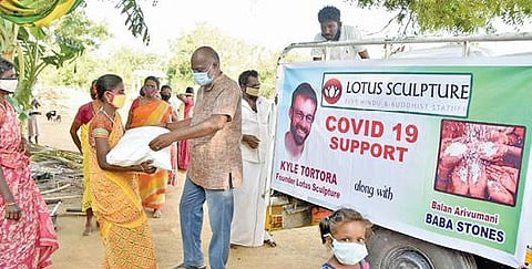 கலிபோர்னியா மாகாண சிற்ப நிறுவனத்தின் தலைவர் மற்றும் மாமல்லபுரம் பாபா ஸ்டோன்ஸ் சிற்பக்கலை கூட நிறுவனம் சார்பில், மாமல்லபுரத்தில்  4 ஆயிரம் ஏழை குடும்பங்களுக்கு தலா 25 கிலோ அரிசி மூட்டைகள் வழங்கப்பட்டன.