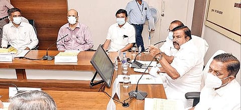 கோவையில் நடைபெற்ற ஆய்வுக் கூட்டத்தில் பேசிய நகர்ப்புற வளர்ச்சித் துறை அமைச்சர் கே.என்.நேரு. அருகில் அமைச்சர்கள் கா.ராமச்சந்திரன், அர.சக்கரபாணி உள்ளிட்டோர். படம்: ஜெ.மனோகரன்