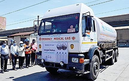 தூத்துக்குடி ஸ்டெர்லைட் ஆக்சிஜன் உற்பத்தி நிலையத்தில் இருந்து திரவ ஆக்சிஜன் நிரப்பப்பட்ட டேங்கர் லாரியை நிறுவன அதிகாரிகள் தேவைப்படும் மாவட்டத்துக்கு அனுப்பி வைத்தனர்.