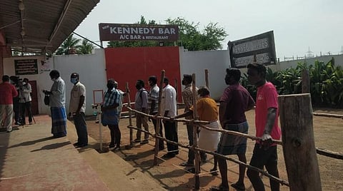 44 நாட்களுக்குப் பிறகு புதுச்சேரியில் மதுக்கடைகள் திறப்பு: செஃல்பி எடுத்த மதுப்பிரியர்கள்