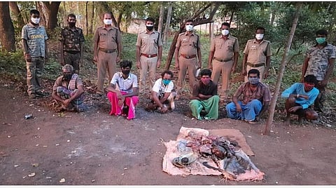 கோவை பெரியநாயக்கன்பாளையம் வனப்பகுதியில் காட்டுப்பன்றி வேட்டையாடியவர்களிடம் இருந்து பிடிபட்ட இறைச்சியுடன் வனத்துறையினர்.