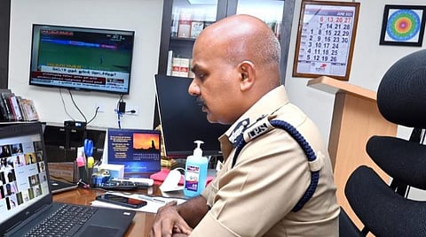 காணொலிக் காட்சி மூலம் ஆலோசனை நடத்திய மத்திய மண்டல ஐ.ஜி., வே.பாலகிருஷ்ணன்.