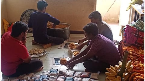 மாத ஊதியத்தின் ஒரு பகுதியில் ஊரடங்கில் சேவை: சாலையோரவாசிகளுக்கு உணவு சமைத்து வழங்கும் மதுரை இளைஞர்கள்