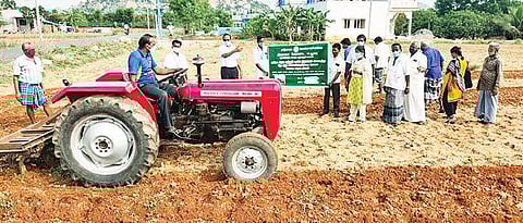 ஜோலார்பேட்டையில் கோடைகால உழவுப்பணிகளை ஆய்வு செய்த வேளாண் இணை இயக்குநர் கி.ராஜசேகர்.