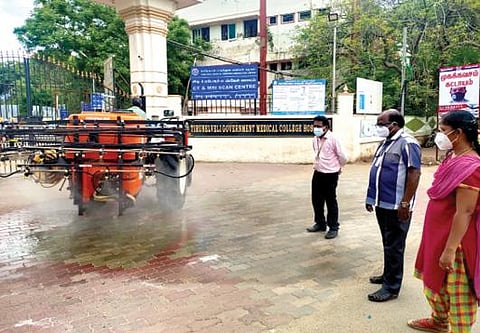 திருநெல்வேலி அரசு மருத்துவ மனையில் நவீன பெல் மிஸ்டர் கருவி மற்றும் நவீன டிராக்டர் மூலமாக கிருமி நாசினி  தெளிக்கப்பட்டது. படம்: மு.லெட்சுமி அருண்