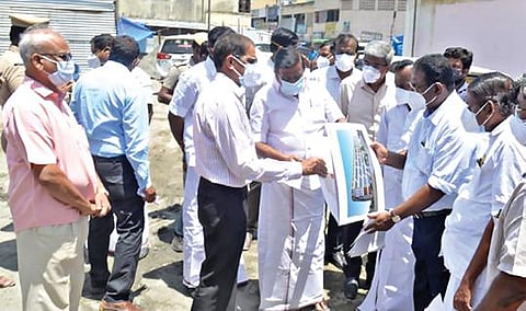 ஈரோடு பன்னீர்செல்வம் பூங்கா அருகில் கட்டப்பட்டு வரும் கனி ஜவுளி மார்க்கெட் கட்டிடப் பணிகளை அமைச்சர்கள் கே.என்.நேரு, சு.முத்துசாமி ஆகியோர் பார்வையிட்டனர்.