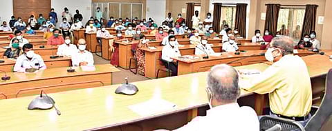 நாமக்கல் மாவட்ட ஆட்சியர் அலுவலகத்தில் நடைபெற்ற உங்கள் தொகுதியில் முதலமைச்சர் திட்டம் தொடர்பான ஆலோசனைக் கூட்டத்தில் ஆட்சியர் கா.மெகராஜ் பேசினார்.