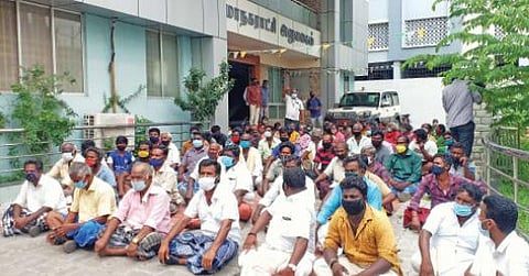 திண்டுக்கல் மாநகராட்சி அலுவலகத்தை முற்றுகையிட்ட  காய்கறி வியாபாரிகள்.