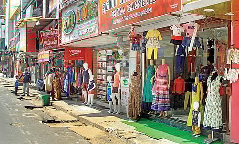 புதுச்சேரி ஊரடங்கு தளர்த்தப்பட்ட நிலையில் நேரு வீதியில் திறக்கப்பட்டிருந்த துணிக்கடைகள்.