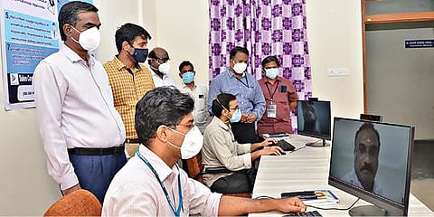 பொதுமக்கள் மருத்துவ ஆலோசனை பெற புதிதாக அறிமுகம் செய்யப்பட்டுள்ள செல்போன் செயலியின் செயல்பாட்டை சேலம் மாநகராட்சி அலுவலகத்தில் மாநகராட்சி ஆணையர் ரவிச்சந்திரன் பார்வையிட்டார்.