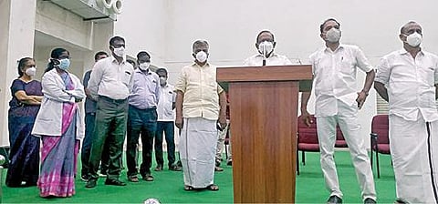 புதுக்கோட்டை அரசு மருத்துவக் கல்லூரியில் நடைபெற்ற செவிலியர்களுக்கு பணி நியமன ஆணை வழங்கும் நிகழ்ச்சியில் அமைச்சர் மெய்யநாதன் வர தாமதம் ஆனதால், விழா மேடையில் பேசிவிட்டு புறப்பட தயாராகும் அமைச்சர் எஸ்.ரகுபதி.