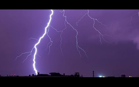 மேற்கு வங்கத்தில் பல்வேறு இடங்களில் மின்னல் தாக்கி 27 பேர் உயிரிழப்பு: சூறைக் காற்றில் விமானம் குலுங்கியதில் 8 பேர் காயம்