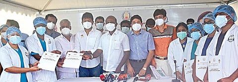 சென்னை ஓமந்தூரார் அரசு மருத்துவக் கல்லூரி மருத்துவமனையில், 70 மருத்துவர்களுக்கான தற்காலிக பணி நியமன ஆணைகளை சுகாதாரத் துறை அமைச்சர் மா.சுப்பிரமணியன் நேற்று வழங்கினார். உடன் இந்துசமய அறநிலையத் துறை அமைச்சர் பி.கே.சேகர்பாபு,  தயாநிதிமாறன் எம்பி., உதயநிதி எம்எல்ஏ., சுகாதாரத் துறை செயலர் ஜெ.ராதாகிருஷ்ணன், ஓமந்தூரார் அரசு மருத்துவக் கல்லூரி மருத்துவமனை டீன் ஆர்.ஜெயந்தி உள்ளிட்டோர்.படம்: ம.பிரபு