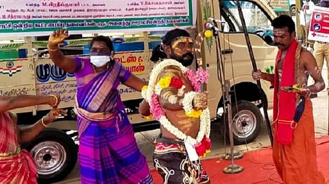 கரோனாவை விரட்ட நவீன கருப்பசாமி: ராமநாதபுரத்தில் நடந்த விழிப்புணர்வு குறுநாடகம்
