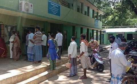 சிவகங்கை மின்வாரிய மின் கட்டணம் செலுத்தும் மையத்தில் காத்திருந்த வாடிக்கையாளர்கள்.  