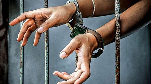 ஏகாம்பரநாதர் கோயில் ஊழியர்கள், காவல் துறையினரை அவதூறாக பேசியதாக 2 சமூக ஆர்வலர்கள் கைது