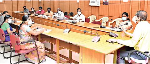 கிராம ஊராட்சிகளில் கரோனா தொற்று தடுப்பு பணியில் ஈடுபட்டுள்ள மண்டல அலுவலர்கள் பங்கேற்ற ஆலோசனைக் கூட்டம் நாமக்கல் ஆட்சியர் அலுவலகத்தில் நடந்தது. இதில், ஆட்சியர் கா.மெகராஜ் பேசினார்.