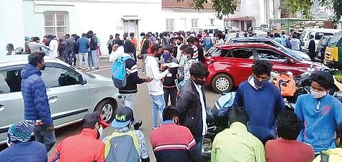 உதகை நகராட்சியில் தற்காலிக பணிக்கு நேர்காணல் :  சமூக இடைவெளியை மறந்த இளைஞர்கள்